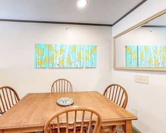 Comfortable ski-in/out condo with pool, balcony, high-speed WiFi & hiking nearby - Warren - Jídelna