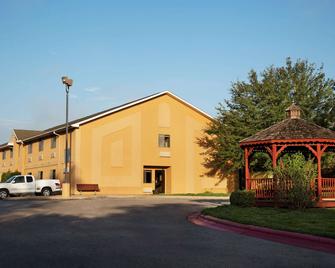 Baymont by Wyndham Hearne - Hearne - Edificio