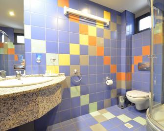 Hotel Evilion Sea And Sun - Neoi Poroi - Bathroom