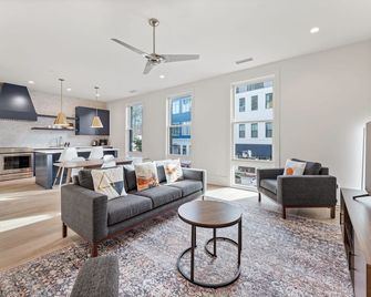 Desponia's Sanctuary - Palmetto - Living room