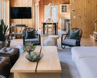 Stylish Mountain Getaway w/ Hot Tub & Firepit Near Stratton - Bondville - Salon