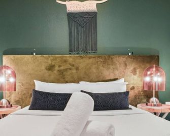 Dual Urban Oasis 8BR in Vibrant North Loop Hub - Austin