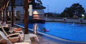 黛瓦拉奇酒店 - 難府 - 楠市 - 游泳池