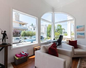 Beautiful Balboa Island Home - Steps To The Water! - Newport Beach - Living room