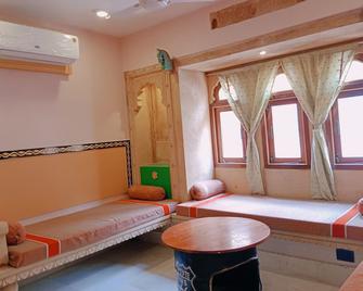 Enchanting 500 year's Haveli for stay, near Jaisalmer Fort. - Jaisalmer - Bedroom