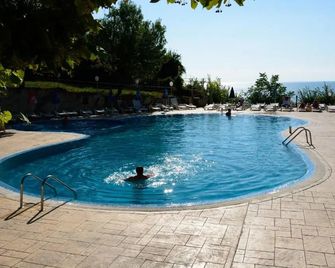 Ahilea Hotel - Free Pool Access - Balchik - Bazén