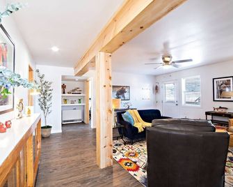 Gorgeous Chilkat Tower #2 2BR Condo, downtown - Haines - Living room