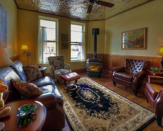 Beautifully Restored house of pleasure on Main St above Blodgett Canyon Wine Bar - Hamilton - Living room