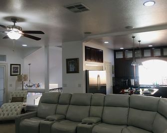 Beautiful 1100 Sq , 2th Floor Furnished House , With A Central Best New Location - Enterprise - Sala de estar