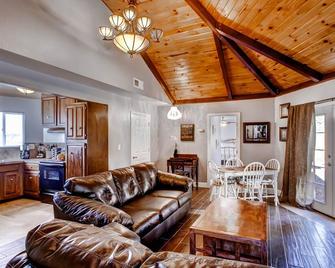 Harmony Hilltop Hideaway - Oakhurst - Living room