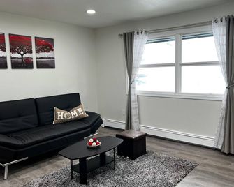 Anchorage midtown apartment- Wyoming 1 - Anchorage - Living room