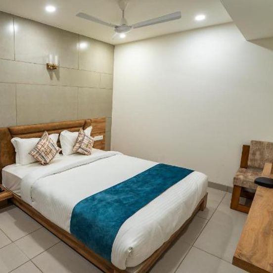 Hotel Pleasant Lake image 1