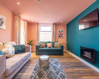 Highcliffe Emerald Suite - Beachfront - Sleeps 8 - Thornton-Cleveleys - Living room
