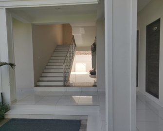 Hotel Tower Square - Vadodara - Escaleras