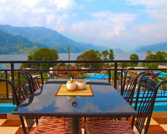 Hotel Adam - פוחארה - מרפסת