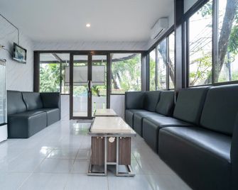 RedDoorz Plus Near Itc Cempaka Mas 2 - Yakarta