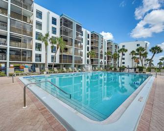 Coastal Marco Island Condo with Club Amenities! - 馬可島 - 游泳池