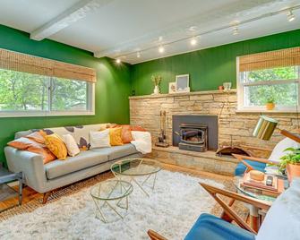 Cozy Montello Hideaway Near Puckaway Lake Access! - Montello - Living room