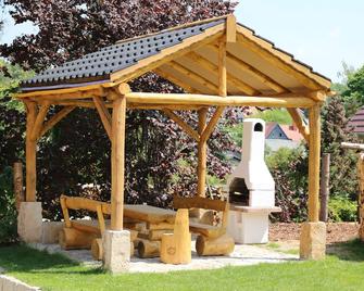 Holiday in the Zittau Mountains in family Lange - Jonsdorf - Innenhof