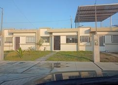 casa en Piura con estacionamiento - Piura - Building