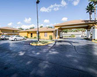 Quality Inn near Blue Spring - Orange City - Edificio