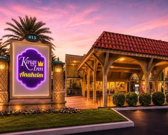 Kings Inn Anaheim at The Park & Convention Center - Anaheim - Building