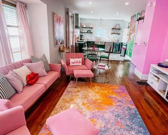 Pinky’s Cottage-central location,full\nKitchen, fun theme! - Altoona - Living room