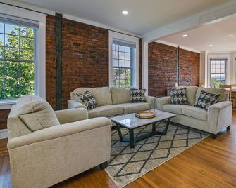 Contemporary Cohoes Retreat w/ Electric Fireplace! - Cohoes - Living room