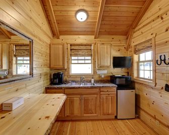 Cozy Cabin Perfect for a Romantic Escape with BBQ in Dayton, Wyoming - Dayton - Kitchen