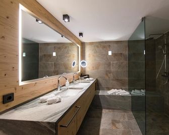 Hotel Dolomitenblick - Terento - Bathroom