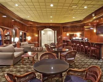 Ramada by Wyndham Gainesville - Gainesville - Bar