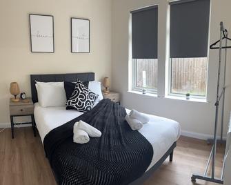 Central - 1 bed, cosy retreat - Swindon - Bedroom
