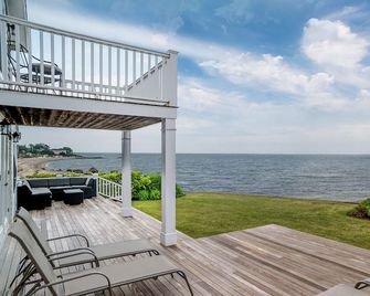 Rare! Private Beachfront House in Madison CT - Sleeps 8 - Last Min Availability - Madison - Balkón