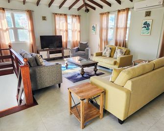 Spacious modern 5 bedroom island retreat in Picard w/ king bed and A/C - Portsmouth - Living room