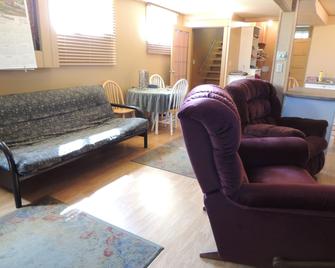 Historical Guest House - Whitehorse - Living room