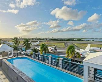 Comfort Room 9 with AC and Rooftop Pool - Simpson Bay - Piscina