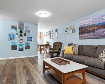 Aimaagvik: 5012 Home in the heart of Anchorage - Anchorage - Sala de estar