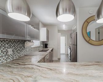 Boca Waterfront Luxury by Aureum Stay Walk to Beach - Boca Raton - Kitchen