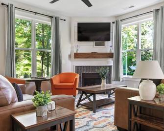 Clayton 3br Modern Farmhouse & Downtown Sleeps 8 - Clayton - Living room