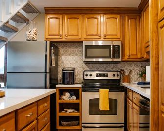Oasis at Turtle Bay Condo & Legendary North Shore - with Split AC -renovated - Kahuku - Cocina