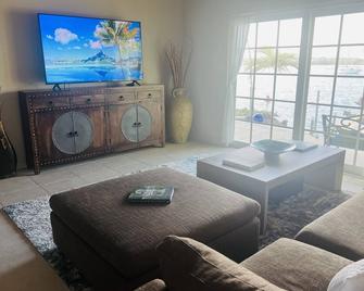 Live the Bahama Life with your own private dock, and sparkling pool - Marsh Harbour - Sala de estar