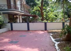 Palatial villa in Kottayam town with 6 bedrooms - Kottayam - Outdoors view