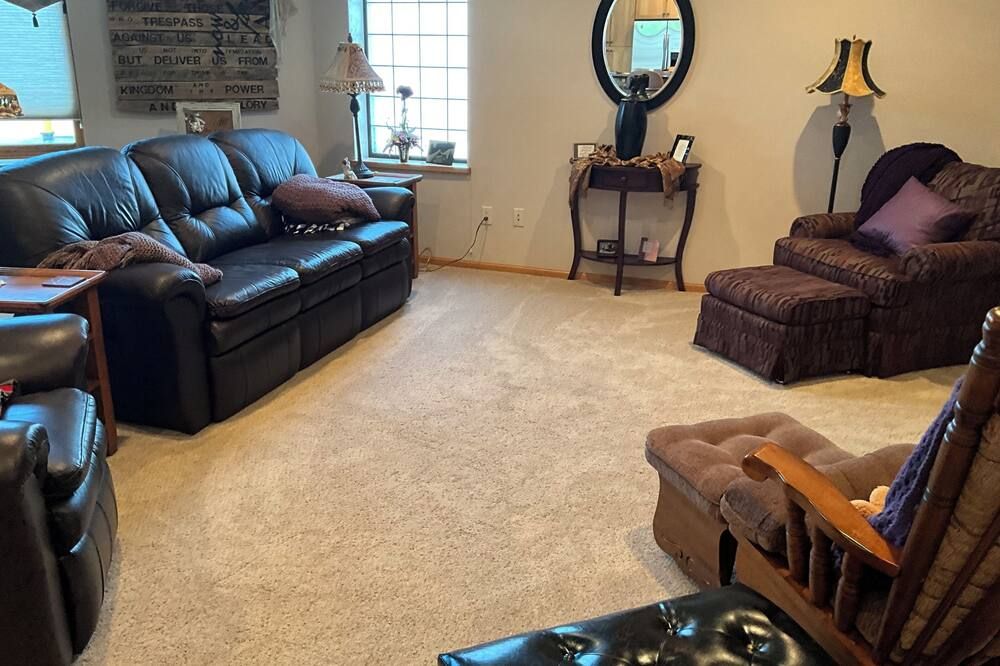 3-bedroom Home in downtown Huron with WiFi and AC, with heated attached garage.