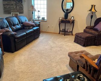 3-bedroom Home in downtown Huron with WiFi and AC, with heated attached garage. - Huron - Soggiorno