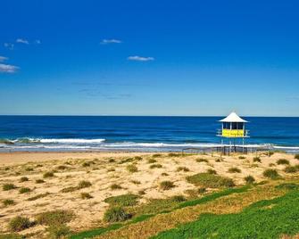 Avilla Court 2 - The Entrance - Beach