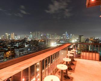 Heroes Hotel - Manila - Balcony