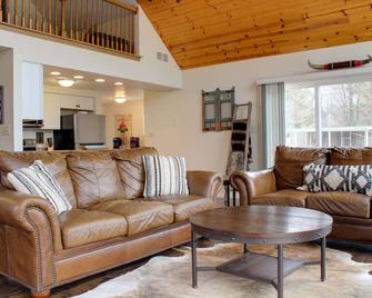 Elkhorn Lodge on Lake McGinnis Near Wisconsin Dells - Oxford - Sala de estar