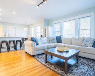 Newly Renovated 2nd Floor Apt near USM - Portland - Wohnzimmer