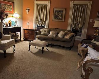 Large 4-bedroom house with AC and WiFi in peaceful Hilton - Hilton - Living room