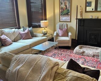 Spacious 4-bedroom 19th Century home in historic downtown Maysville! - Maysville - Living room
